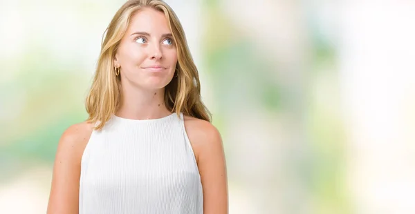 Hermosa Joven Elegante Mujer Sobre Fondo Aislado Sonriendo Mirando Lado —  Fotos de Stock