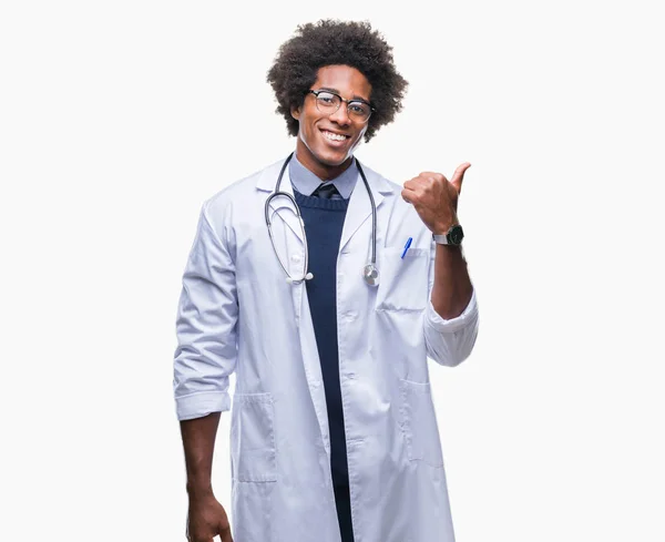Afro Americano Doctor Hombre Sobre Aislado Fondo Sonriendo Con Feliz — Foto de Stock