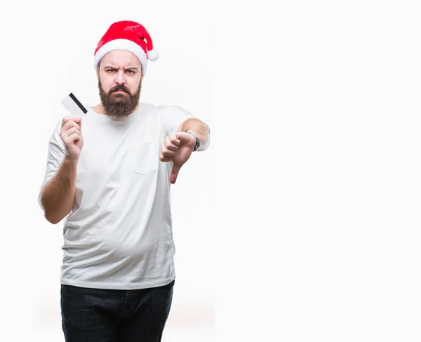 Joven Hombre Caucásico Con Sombrero Navidad Sosteniendo Tarjeta Crédito Sobre — Foto de Stock