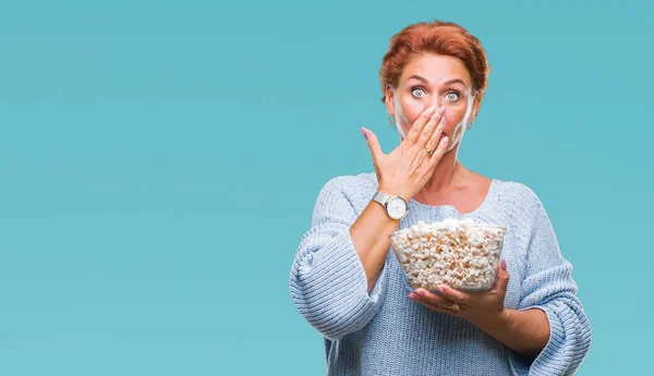 Atrractive Anziana Donna Rossa Caucasica Mangiare Popcorn Sfondo Isolato Coprire — Foto Stock