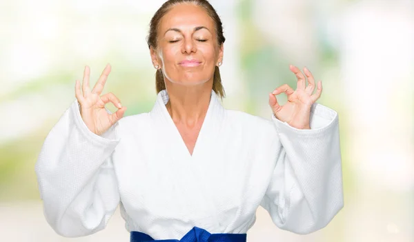 Middelbare Leeftijd Volwassen Vrouw Dragen Karate Kimono Uniform Geïsoleerde Achtergrond — Stockfoto