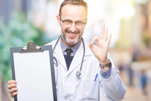 Idade Média Seniores Hoary Médico Homem Segurando Prancheta Isolado Fundo — Fotografia de Stock