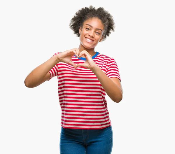 Молодих Афро Американку Над Ізольованих Фону Посміхаючись Любові Показуючи Серце — стокове фото