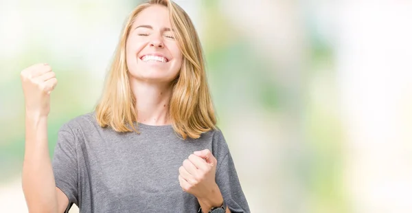 Hermosa Mujer Joven Con Una Camiseta Informal Gran Tamaño Sobre —  Fotos de Stock