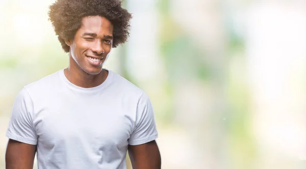 Afro Amerikansk Man Över Isolerade Bakgrund Winking Tittar Kameran Med — Stockfoto