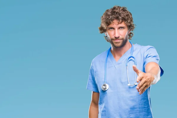 Przystojny Hiszpanin Chirurg Lekarz Mężczyzna Białym Tle Uśmiechnięty Oferuje Przyjazny — Zdjęcie stockowe