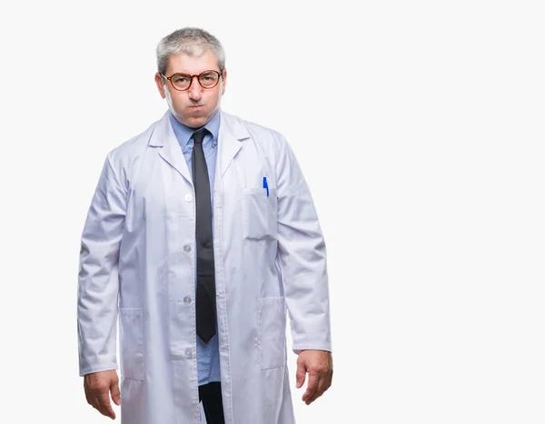 英俊的资深医生 科学家专业的人穿着白色外套在孤立的背景膨化脸颊与滑稽的脸 嘴被空气膨胀 疯狂的表情 — 图库照片