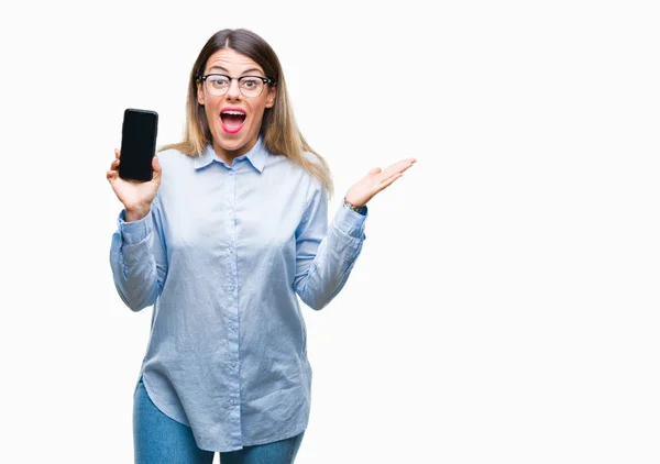 Jonge Mooie Zakelijke Vrouw Weergegeven Leeg Scherm Van Smartphone Geïsoleerd — Stockfoto