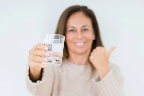 Frau Mittleren Alters Trinkt Glas Wasser Isoliert Hintergrund Zeigt Und — Stockfoto