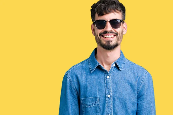 Ung Vacker Man Bär Solglasögon Över Isolerade Bakgrund Med Glad — Stockfoto