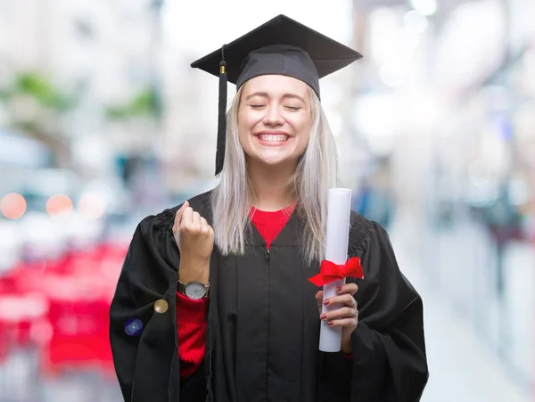 Jovem Loira Vestindo Uniforme Graduado Segurando Grau Sobre Fundo Isolado — Fotografia de Stock