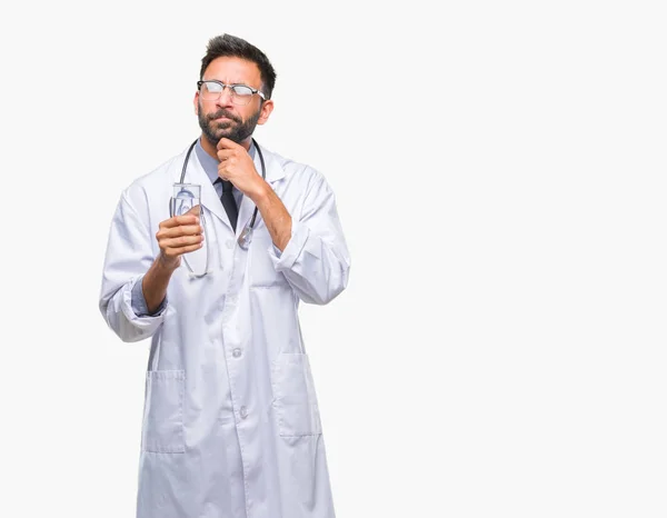 Médico Hispano Adulto Bebiendo Vaso Agua Sobre Fondo Aislado Cara — Foto de Stock