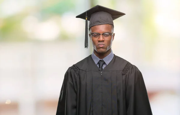 Jeune Diplômé Homme Afro Américain Sur Fond Isolé Sceptique Nerveux — Photo