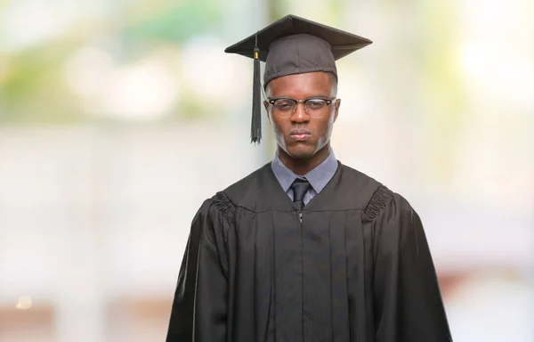 Young Graduó Hombre Afroamericano Sobre Fondo Aislado Escéptico Nervioso Frunciendo —  Fotos de Stock