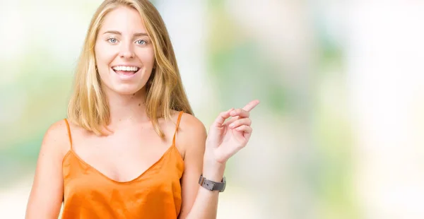 Mooie Jonge Vrouw Oranje Shirt Dragen Geïsoleerde Achtergrond Met Een — Stockfoto