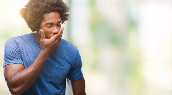 Афро Американец Изолированном Фоне Скучал Зевая Усталости Закрывая Рот Рукой — стоковое фото