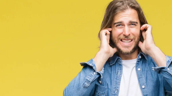 Jeune Homme Beau Aux Cheveux Longs Sur Fond Isolé Couvrant — Photo