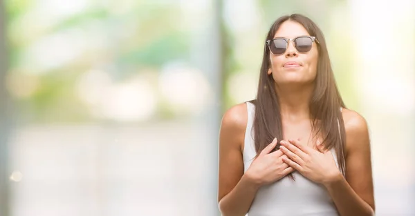 Joven Hermosa Hispana Con Gafas Sol Sonriendo Con Las Manos —  Fotos de Stock