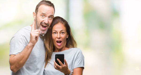 Mensaje Texto Pareja Hispana Mediana Edad Teléfono Inteligente Ver Fondo —  Fotos de Stock