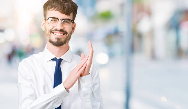 Fiatal Jóképű Üzleti Ember Szemüveg Alatt Elszigetelt Háttér Clapping Tapsolt — Stock Fotó