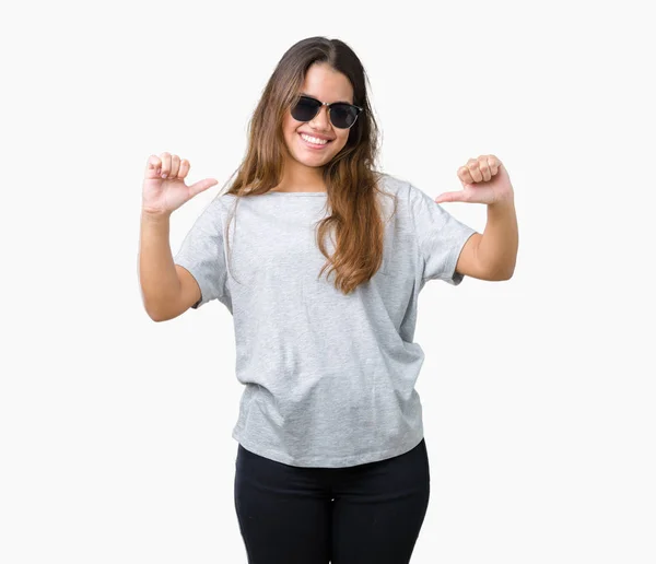 Young Beautiful Brunette Woman Wearing Sunglasses Isolated Background Looking Confident — Stock Photo, Image