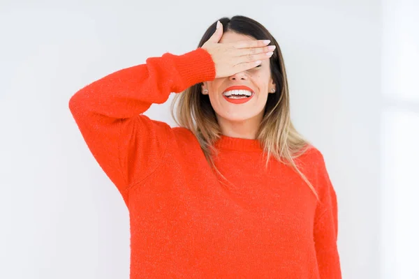 Jonge Vrouw Dragen Casual Rode Trui Geïsoleerde Achtergrond Glimlachen Lachen — Stockfoto