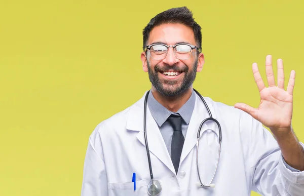 Adulto Hispânico Médico Homem Sobre Fundo Isolado Mostrando Apontando Para — Fotografia de Stock