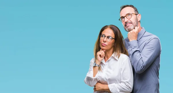 Middelbare Leeftijd Hispanic Verliefde Bril Paar Geïsoleerd Achtergrond Met Hand — Stockfoto