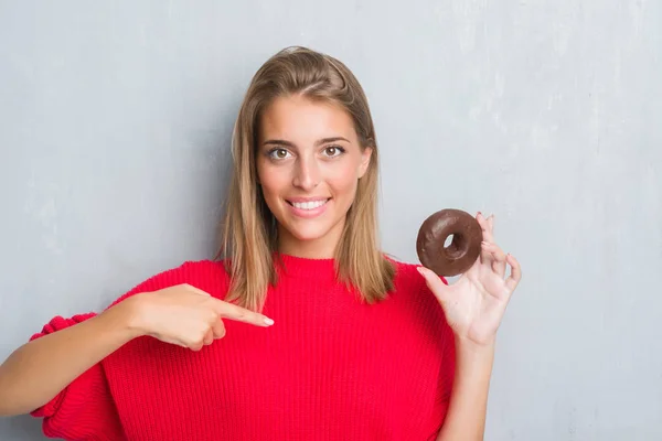 Belle Jeune Femme Sur Mur Gris Grunge Manger Beignet Chocolat — Photo