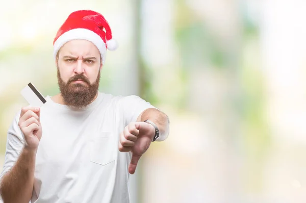 Jovem Caucasiano Vestindo Chapéu Natal Segurando Cartão Crédito Sobre Fundo — Fotografia de Stock