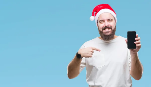 Junger Kaukasischer Mann Mit Weihnachtsmütze Zeigt Smartphone Bildschirm Vor Isoliertem — Stockfoto