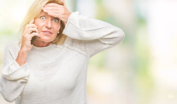 Blonde Vrouw Van Middelbare Leeftijd Smartphone Praten Geïsoleerde Achtergrond Benadrukt — Stockfoto