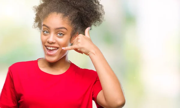 Joven Mujer Afroamericana Sobre Fondo Aislado Sonriendo Haciendo Gesto Telefónico — Foto de Stock