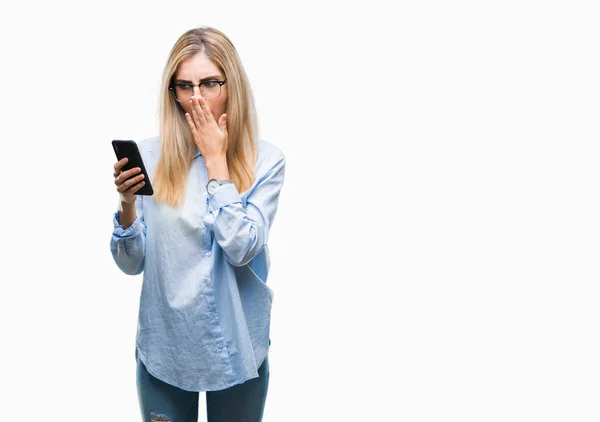 Junge Schöne Blonde Geschäftsfrau Mit Smartphone Über Isoliertem Hintergrundcover Mund — Stockfoto