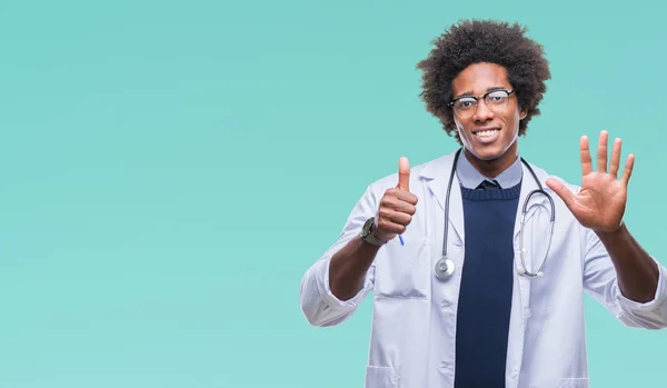 美国黑人医生在孤立的背景显示和指着手指数六 而微笑着自信和快乐 — 图库照片