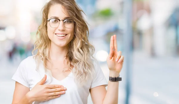 Vacker Ung Blond Kvinna Bär Glasögon Över Isolerade Bakgrund Att — Stockfoto