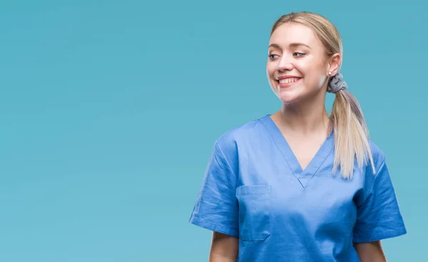 Mladá Blondýna Chirurg Doktor Žena Nosí Uniformu Zdravotní Nad Samostatný — Stock fotografie
