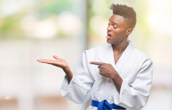 Unga Afroamerikanska Mannen Över Isolerade Bakgrunden Iklädd Kimono Förvånade Och — Stockfoto