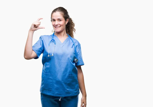 Νεαρή Μελαχροινή Γιατρός Κορίτσι Φορώντας Νοσοκόμα Χειρουργός Ομοιόμορφη Πάνω Από — Φωτογραφία Αρχείου