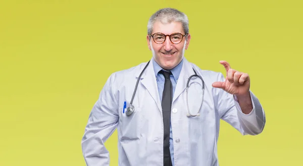 Hombre Guapo Médico Senior Sobre Fondo Aislado Sonriendo Gesto Seguro —  Fotos de Stock