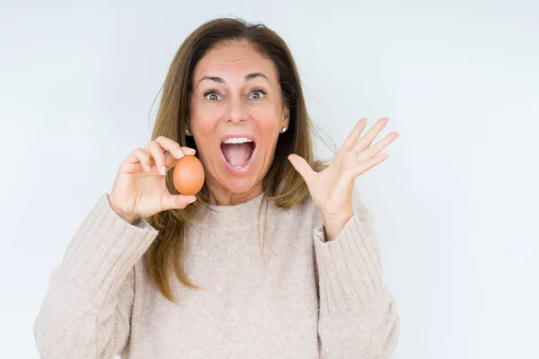 Frau Mittleren Alters Hält Frisches Vor Isoliertem Hintergrund Sehr Glücklich — Stockfoto