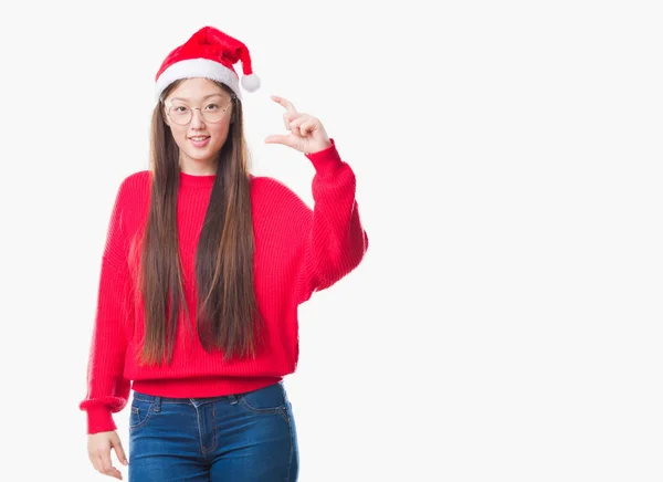 Jovem Chinesa Sobre Fundo Isolado Vestindo Chapéu Natal Sorrindo Gestos — Fotografia de Stock