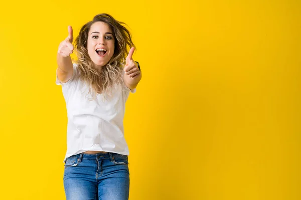 Mulher Loira Jovem Bonita Pulando Feliz Animado Com Polegares Para — Fotografia de Stock