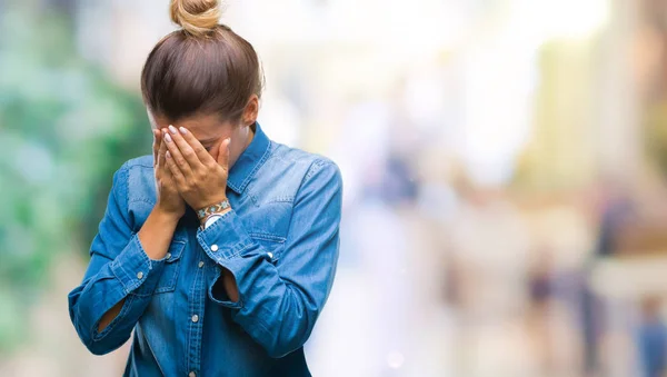 Jovem Bela Mulher Sobre Fundo Isolado Com Expressão Triste Cobrindo — Fotografia de Stock