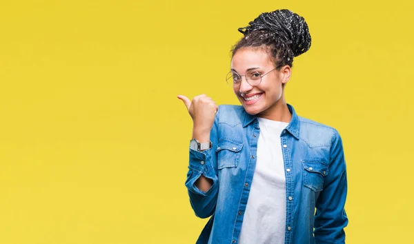 Jovem Trançado Cabelo Afro Americano Menina Vestindo Óculos Sobre Fundo — Fotografia de Stock