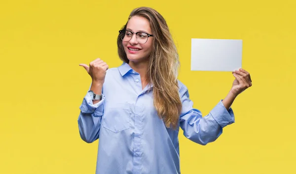 Joven Mujer Negocios Rubia Hermosa Sosteniendo Tarjeta Blanco Sobre Fondo —  Fotos de Stock