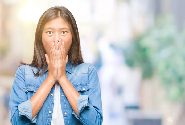 Junge Asiatische Frau Über Isolierten Hintergrund Schockiert Mund Mit Den — Stockfoto