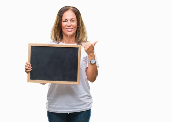 Middelbare Leeftijd Spaanse Vrouw Houdt Van Blackboard Geïsoleerde Achtergrond Blij — Stockfoto