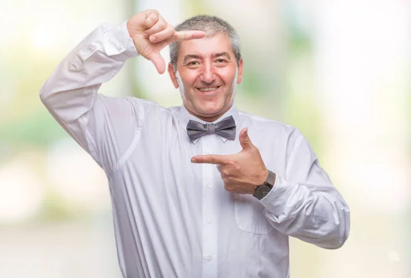 Bonito Homem Sênior Vestindo Laço Gravata Sobre Fundo Isolado Sorrindo — Fotografia de Stock