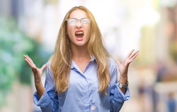 Junge Schöne Blonde Geschäftsfrau Mit Brille Über Isoliertem Hintergrund Verrückt — Stockfoto